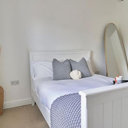 Stunning Luxury 2 Bed Apartment With En-Suite In Wokingham City Centre Exterior foto