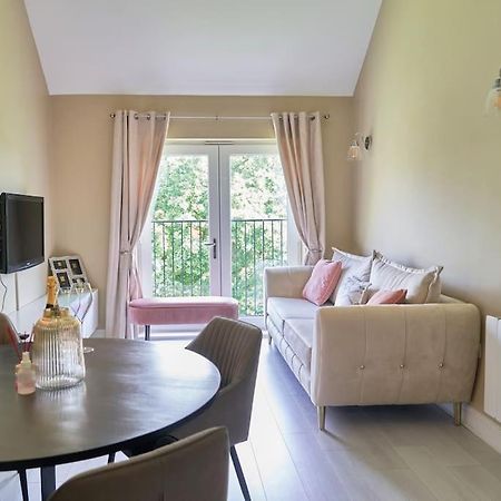 Stunning Luxury 2 Bed Apartment With En-Suite In Wokingham City Centre Exterior foto