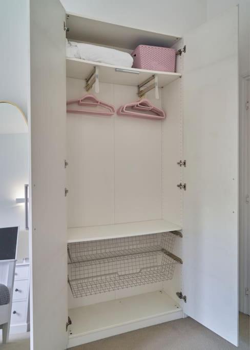 Stunning Luxury 2 Bed Apartment With En-Suite In Wokingham City Centre Exterior foto