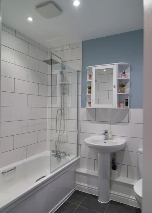 Stunning Luxury 2 Bed Apartment With En-Suite In Wokingham City Centre Exterior foto
