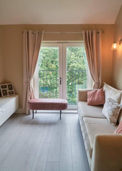 Stunning Luxury 2 Bed Apartment With En-Suite In Wokingham City Centre Exterior foto