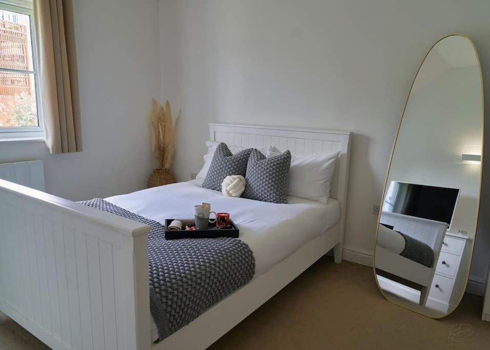 Stunning Luxury 2 Bed Apartment With En-Suite In Wokingham City Centre Exterior foto