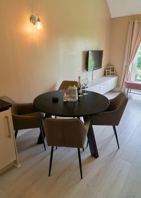 Stunning Luxury 2 Bed Apartment With En-Suite In Wokingham City Centre Exterior foto
