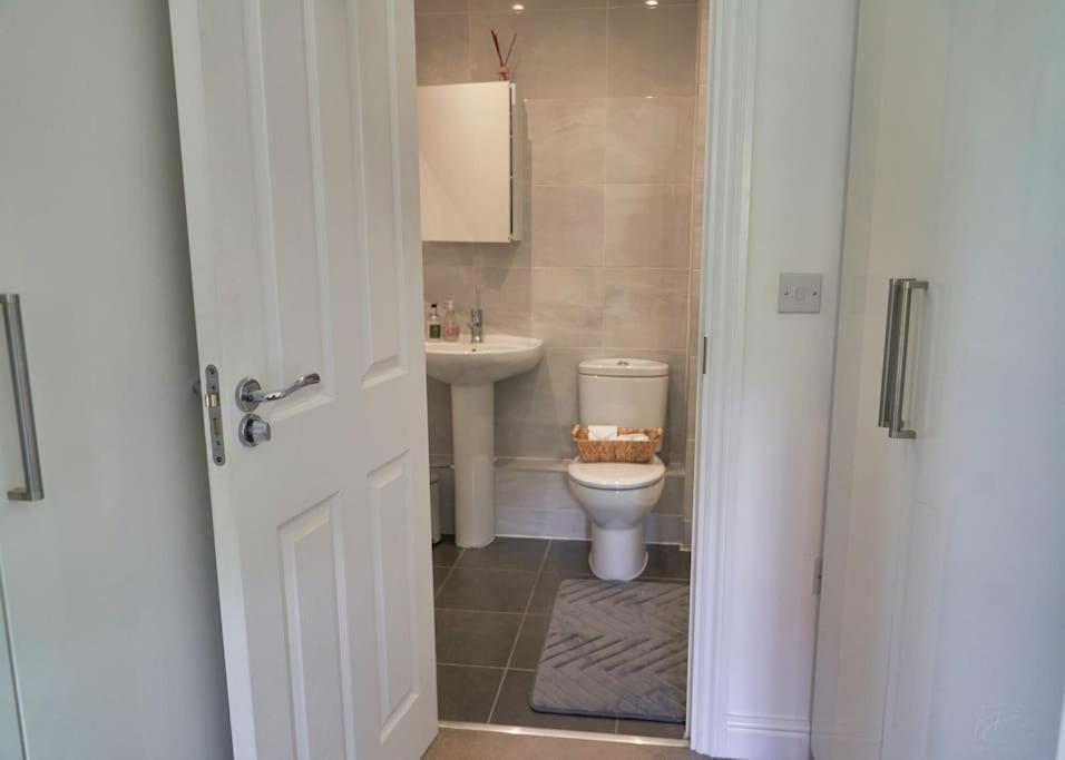 Stunning Luxury 2 Bed Apartment With En-Suite In Wokingham City Centre Exterior foto
